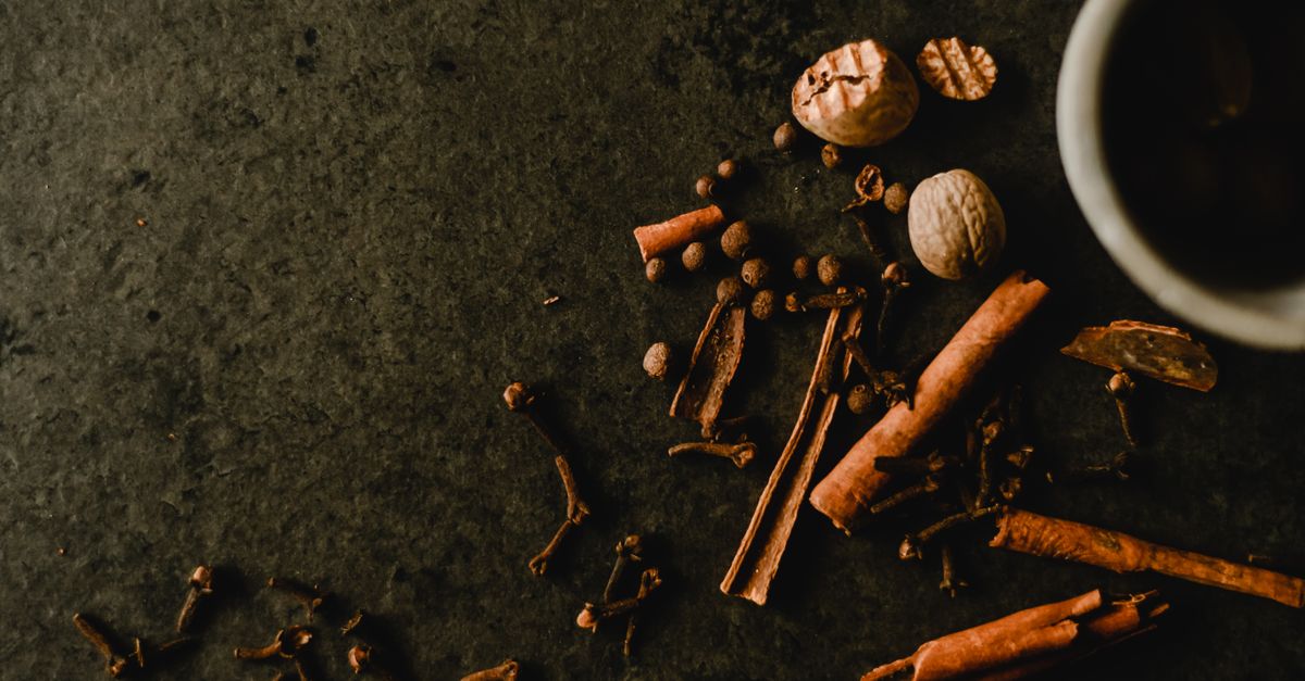 l'allspice, également appelé piment de la jamaïque, est une épice aromatique utilisée en cuisine pour son goût unique qui rappelle la cannelle, le clou de girofle et la muscade.