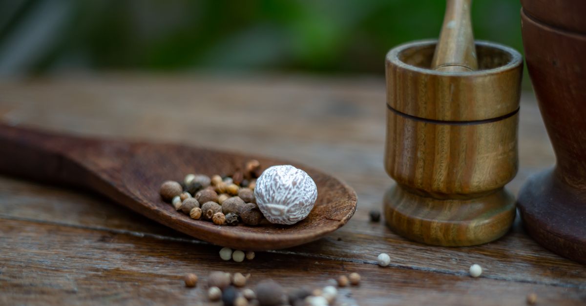 Accueil 5 découvrez les bienfaits de la noix de muscade, une épice aromatique aux saveurs chaleureuses, idéale pour sublimer vos plats sucrés et salés.
