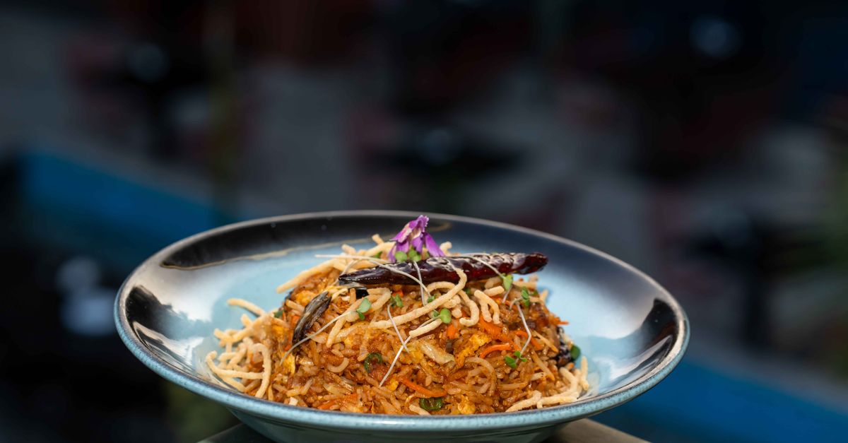 découvrez la recette savoureuse des nouilles chinoises sautées au poulet, un plat rapide et facile à préparer pour un repas délicieux et authentique.