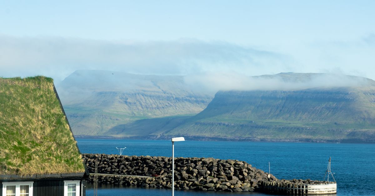 découvrez les îles féroé, un archipel spectaculaire situé entre l'islande et la norvège, célèbre pour ses paysages sauvages, sa culture unique et sa nature préservée.