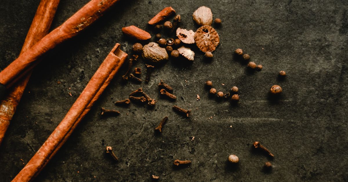 découvrez comment préparer un rhum épicé maison avec des ingrédients simples pour un goût unique et authentique.