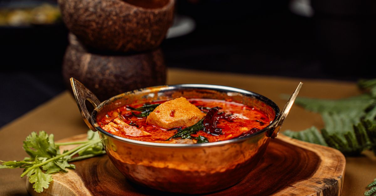 découvrez notre recette savoureuse de poulet massaman, un plat thaïlandais riche en épices et en douceur, parfait pour un repas réconfortant et exotique.